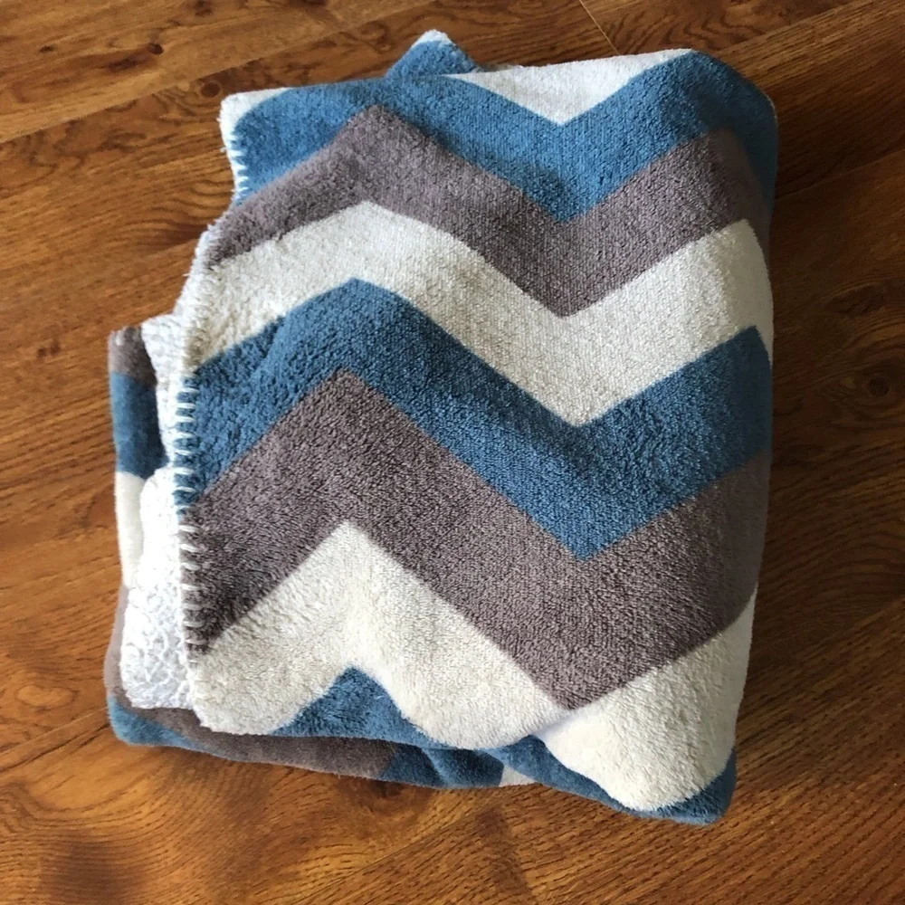 Chevron print fleece sherpa lined throw blanket
